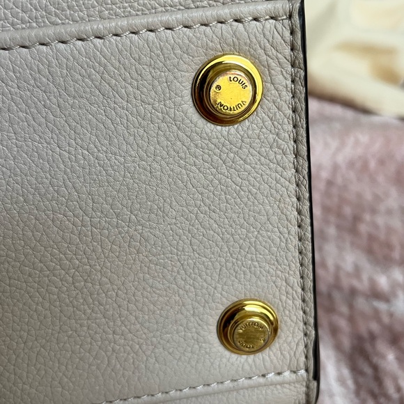 LOUIS VUITTON On My Side MM purse - Picture 14 of 16